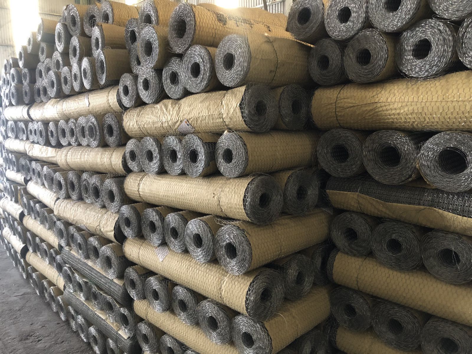 hoa phat tang san luong luoi mat cao boc nhua